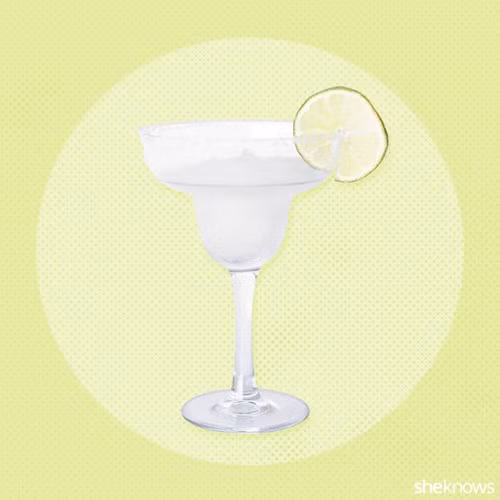 Tommy's Margarita. Về cơ bản, loại cocktail này gồm có rượu tequila, nước chanh tươi trộn đều và lắc cùng đá. Margarita sẽ có lượng calo cao đến 400, thế nhưng với phong cách pha hiện đại là thay thế tequila bằng rượu smokey mezcal thì bạn hoàn toàn yên tâm, nó sẽ chỉ dưới 200 calo.