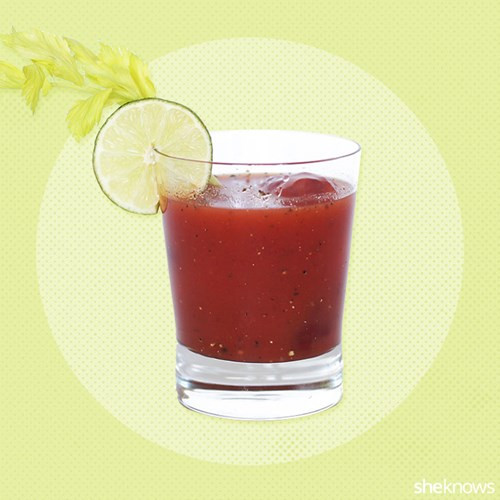 Cocktail Bloody Mary. Cocktail này gồm vodka và nước cà chua, tỉ lệ 50/50, để tăng thêm hương vị có thể thêm nước chanh. Một ly Bloody Mary trung bình chứa 125 calo và lượng cồn trong vodka hoàn toàn bị giảm sau khi pha chế.