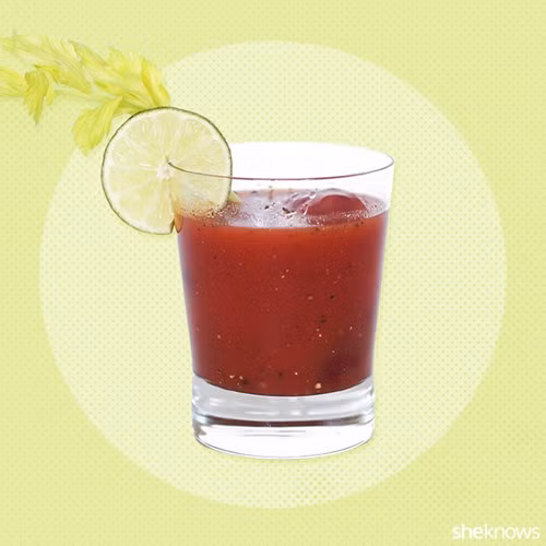 Cocktail Bloody Mary. Cocktail này gồm vodka và nước cà chua, tỉ lệ 50/50, để tăng thêm hương vị có thể thêm nước chanh. Một ly Bloody Mary trung bình chứa 125 calo và lượng cồn trong vodka hoàn toàn bị giảm sau khi pha chế.