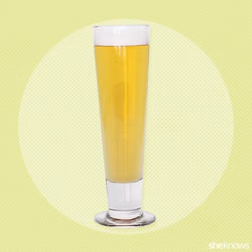 Bia nhẹ. Bia có lượng carbonhydrat cao hơn rượu nhưng nồng độ cồn lại ít hơn. Một cốc bia 0,35 lít chỉ chứa 60 calo. Vì vậy, các chuyên gia sức khỏe luôn khuyến cáo bạn thay bia bằng rượu.