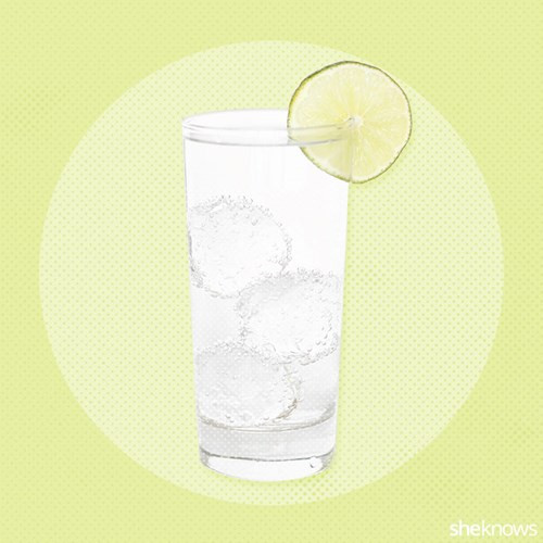 Rượu và sô đa. Trước đây, mọi người thường nhầm tưởng rằng rượu và sô đa là hai thứ có hại. Nhưng nếu bạn trộn lẫn hai loại đồ uống này với nhau sẽ giảm được nồng độ cồn và calo có trong nó.