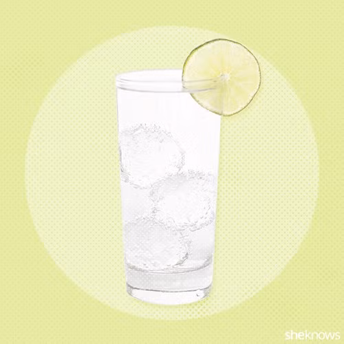 Rượu và sô đa. Trước đây, mọi người thường nhầm tưởng rằng rượu và sô đa là hai thứ có hại. Nhưng nếu bạn trộn lẫn hai loại đồ uống này với nhau sẽ giảm được nồng độ cồn và calo có trong nó.