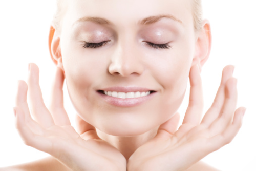  Massage gương mặt: Mỗi ngày bạn hãy dùng đôi tay của mình massage nhẹ nhàng lên gương mặt. Dùng ngón tay vuốt ngược từ cằm lên thái dương, bên cạnh đó bạn có thể dùng máy để massage lên khuôn mặt của mình. Sau một thời gian sau bạn sẽ thấy hiệu quả giảm béo mặt rõ rệt.