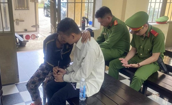 Bị chửi con không cha, thanh niên đâm hàng xóm trọng thương Bi chui con khong cha, thanh nien dam hang xom trong thuong