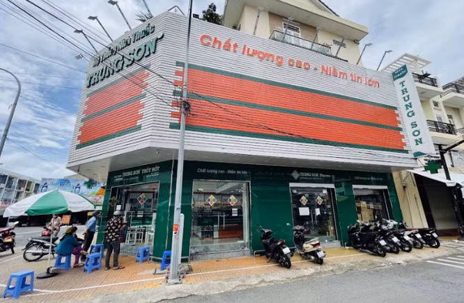 Thi truong nha thuoc canh tranh gay gat, Long Chau, An Khang co them doi thu