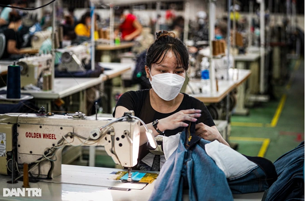 Cong nhan bung bau vuot mat tra phong ve que vi... it viec