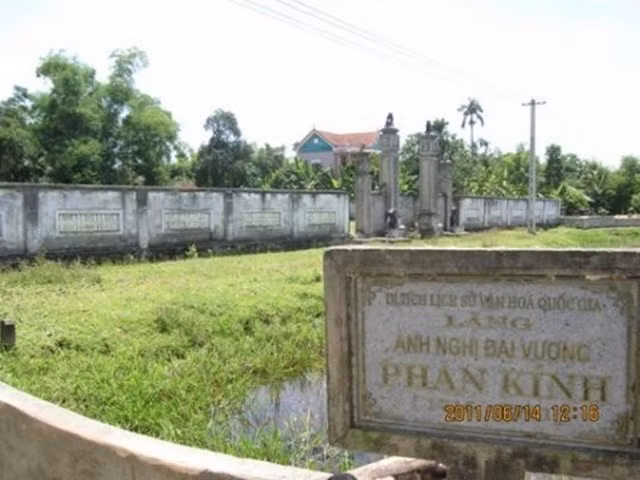 Vi tham hoa duoc vua Can Long tang 18 co quan tai-Hinh-4