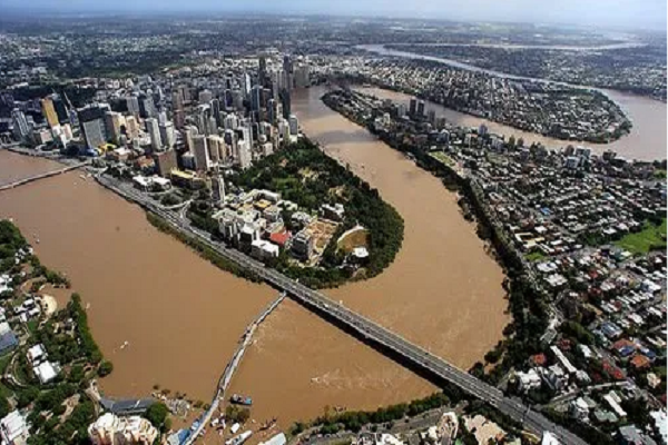 6. Sông Brisbane: Sông Brisbane chảy ở Queensland, Australia. Đây là một trong những con sông yêu thích của các nhiếp ảnh gia muốn ghi lại vẻ đẹp của nó từ nhiều góc độ khác nhau. Tuy nhiên, con sông có vẻ ngoài xinh đẹp này cũng ẩn chứa nỗi sợ khi ghi nhận nhiều trường hợp chết đuối và lũ lụt thường xuyên xảy ra.