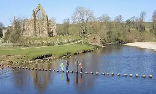 11. Những tảng đá dưới nước khiến sông Wharfe ở Yorkshire, Anh, trở nên nguy hiểm.