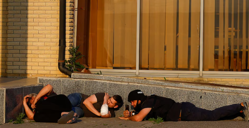 Mọi người tìm nơi trú ẩn sau khi có cảnh báo về cuộc tấn công bằng tên lửa của Nga nhằm vào Kharkov, tại khu vực siêu thị Epicentr DIY hôm 25/5.