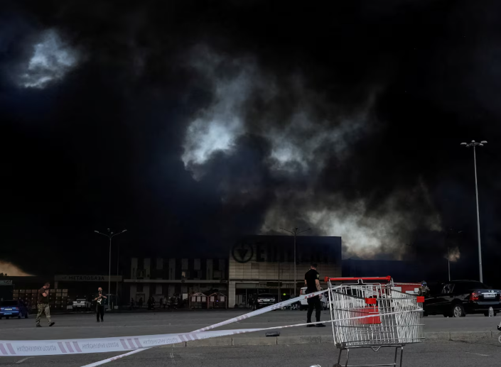 Theo Reuters, vụ không kích nhằm vào đại siêu thị Epicentr DIY ở Kharkov, thành phố lớn thứ hai của Ukraine, vào chiều 25/5 đã khiến ít nhất 14 người thiệt mạng và nhiều người khác bị thương. (Nguồn ảnh: Reuters)