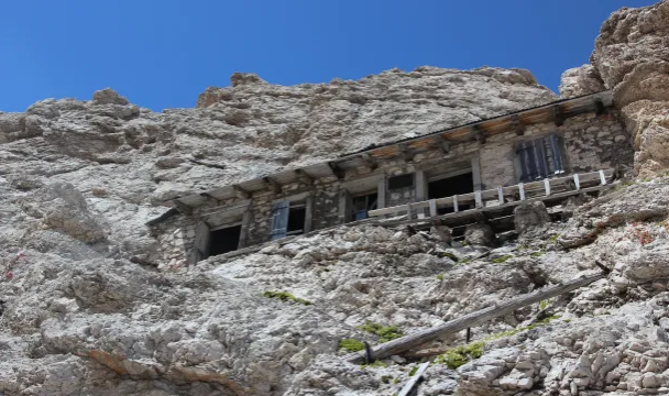 Ngôi nhà có hai cửa ra vào và 4 cửa sổ.