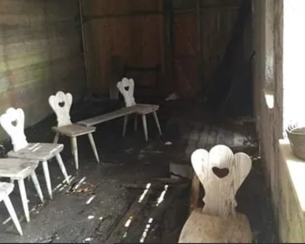 Ngôi nhà được xây dựng từ gạch và gỗ. Bên trong chỉ còn vài chiếc ghế gỗ.