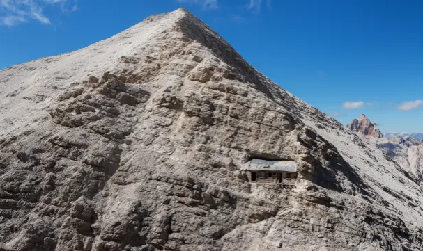 Theo The Sun, ngôi nhà Buffa Di Perrer được xây trong Thế chiến thứ nhất, nằm ở độ cao 2.699 mét trong một vách đá thẳng đứng ở Monte Cristallo, một trong những đỉnh cao nhất của khối núi Cristallo thuộc dãy núi Dolomites của Italy. (Nguồn: The Sun)