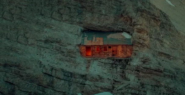 Cảnh quan tuyệt đẹp và sự độc đáo tuyệt đối của ngôi nhà khiến nó trở thành một trong những nơi đặc biệt nhất thế giới, thu hút sự quan tâm của những người thích khám phá.