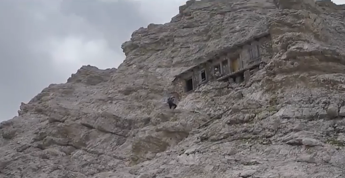 Trông có vẻ như Buffa Di Perrero có thể dễ dàng bị thổi bay khi có cơn bão lớn, nhưng ngôi nhà nhỏ bé này đã tồn tại hơn một thế kỷ và có thể sẽ không bị ảnh hưởng trong nhiều thế kỷ tới.