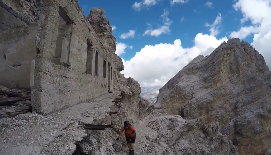 Nằm ở vị trí hiểm trở, việc xây dựng công trình này trước đây thực sự là một thách thức.