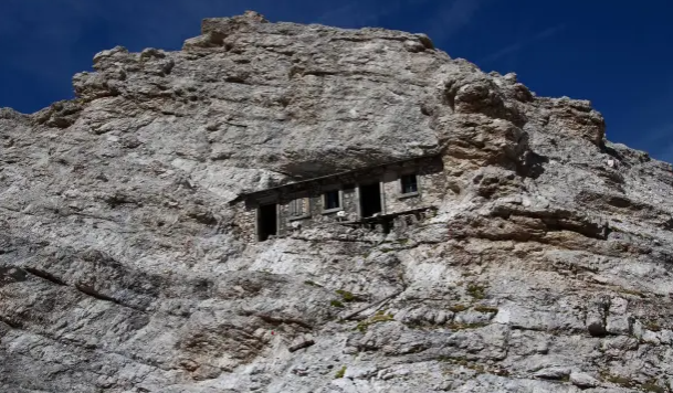 Công trình độc đáo này được cho là do binh lính Italy xây dựng làm nơi trú ẩn trong Thế chiến I.