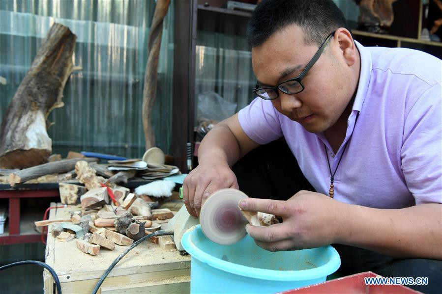 Được biết, mọi hộ gia đình ở Guoliang đều tham gia vào ngành du lịch, điều hành các nhà hàng, khách sạn và cửa hàng lưu niệm.