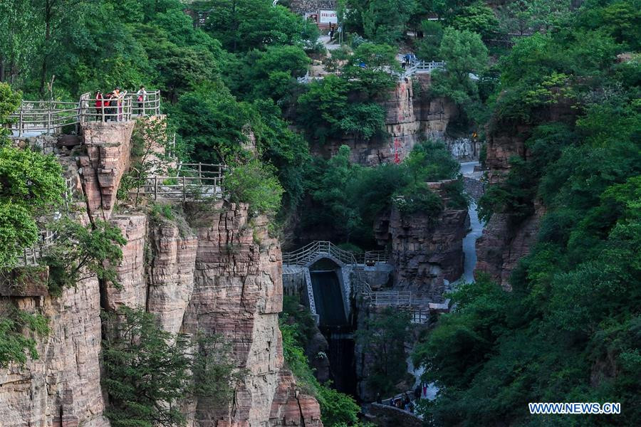 Theo Tân Hoa Xã, làng Guoliang nằm trên vách đá ở độ cao 1,7 km ở dãy núi Taihang, tỉnh Hà Nam. (Nguồn ảnh: THX)