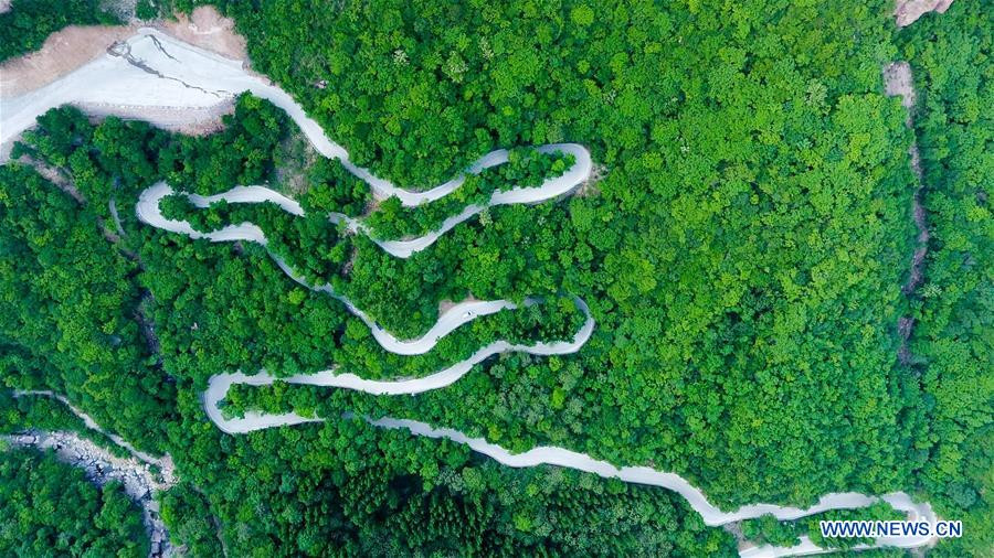 "Thật khó khăn. Hàng hóa từ bên ngoài không thể vào được làng trong khi nông sản tươi của chúng tôi không thể vận chuyển đi nơi khác", Song Baoqun, một cư dân lớn tuổi ở ngôi làng, kể lại.