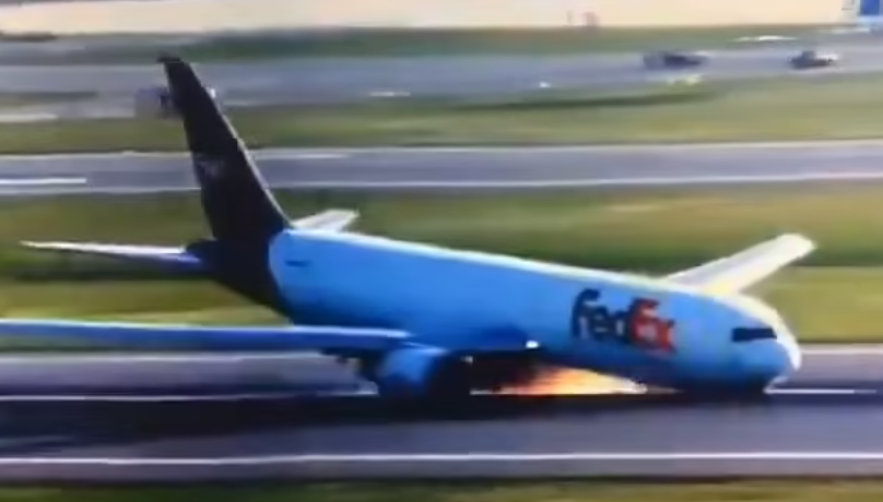 Khoảnh khắc máy bay Boeing mài bụng tóe lửa khi hạ cánh Khoanh khac may bay Boeing mai bung toe lua khi ha canh