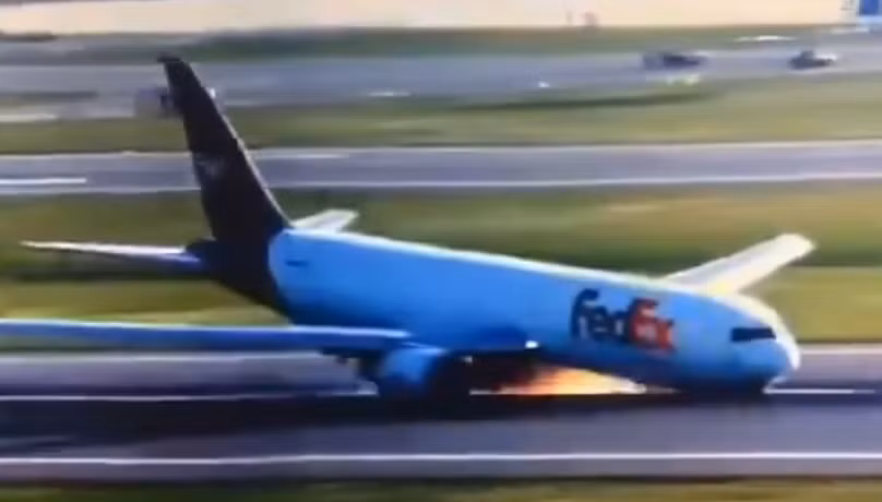 Khoanh khac may bay Boeing mai bung toe lua khi ha canh