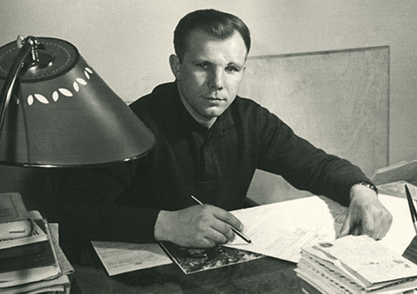 Gagarin được quốc tế công nhận là người đầu tiên bay vào vũ trụ và là người đầu tiên bay quanh Trái đất.