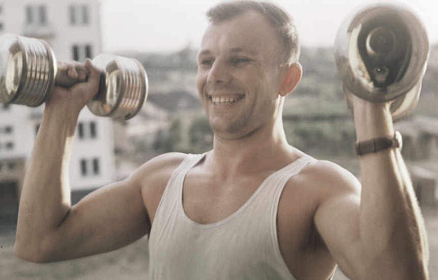 Ông đã trải qua cuộc kiểm tra thể chất và tâm lý được tiến hành tại Bệnh viện Nghiên cứu Khoa học Hàng không Trung ương ở Moscow. Cuối cùng, ủy ban chính thức đề cử Gagarin làm phi công chính.