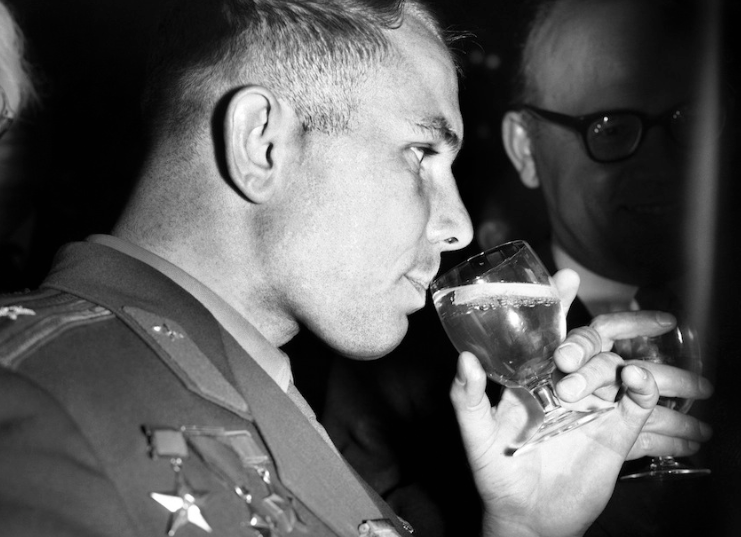 Chuyến bay của Gagarin là một chiến thắng cho chương trình không gian của Liên Xô và ông trở nên nổi tiếng toàn thế giới. 