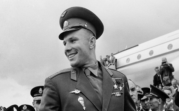 Yuri Gagarin sinh ngày 9/3/1934 tại Gzhatsk thuộc tỉnh Smolensk. Cha ông là một thợ mộc, làm việc trong các nông trang tập thể. Yuri là con thứ 3 trong gia đình có 4 anh chị em. (Ảnh: RBTH, Getty, RHP)