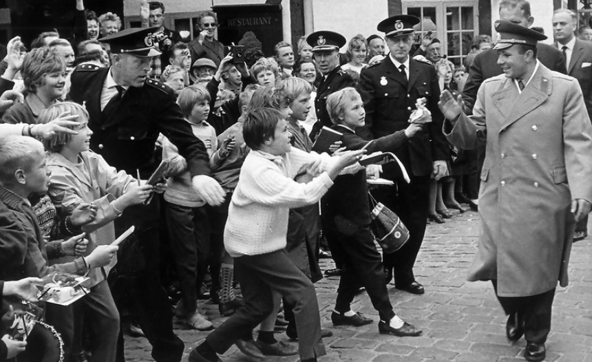 "Cảm giác không trọng lượng thật khác lạ so với điều kiện trên Trái đất", Gagarin viết trong báo cáo sau chuyến bay.