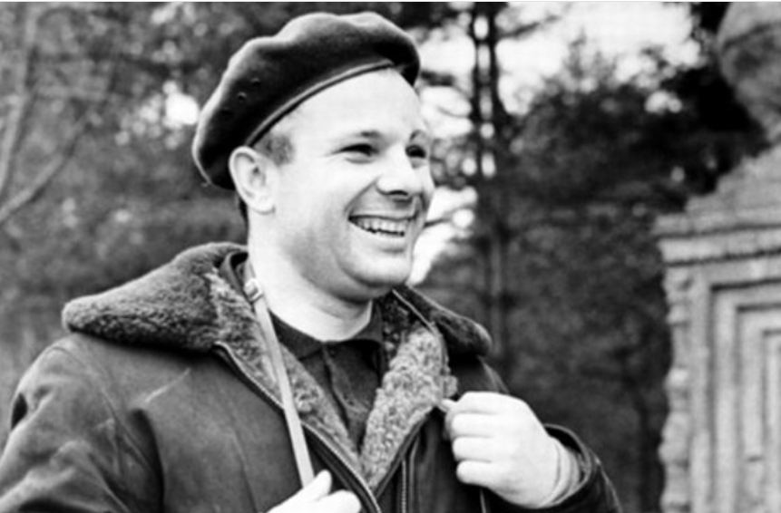 Theo trang rarehistoricalphotos.com, Gagarin tốt nghiệp một trường thương mại gần Moscow năm 1951. Ông tiếp tục học trường công nghiệp tại Saratov, đồng thời tham gia một khóa học bay.