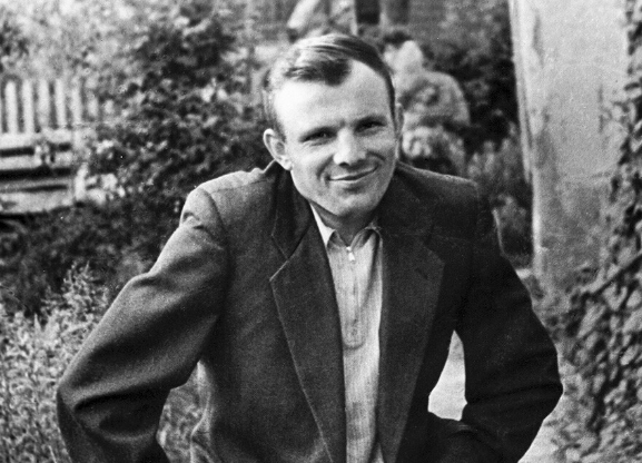 Sau khi hoàn thành khóa học này, ông vào trường Không quân Liên Xô tại Orenburg, tốt nghiệp năm 1957.