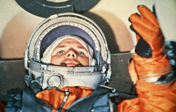 Ngày 12/4/1961, tàu vũ trụ Phương Đông (Vostok 1) mang theo nhà du hành vũ trụ Yuri Gagarin được phóng từ sân bay vũ trụ Baikonur. Sau 10 phút, tàu đi vào quỹ đạo, với tốc độ 18.000 dặm/giờ và Gagarin trở thành người đầu tiên nhìn thấy Trái Đất từ bên ngoài vũ trụ. Thời điểm đó, ông đã ở trong vũ trụ 108 phút và bay một vòng quanh Trái Đất.