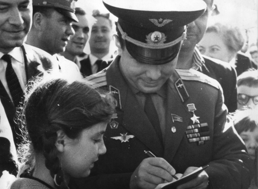 Sau khi hoàn thành khóa đào tạo tại Học viện Kỹ thuật Không quân Zhukovsky vào tháng 2 năm 1968, ông lại được phép lái máy bay thông thường.