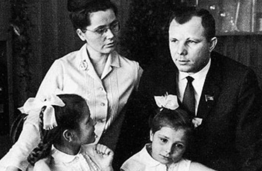 Năm 1957, khi còn là học viên trường bay, Gagarin gặp Valentina Goryacheva tại lễ kỷ niệm Ngày Quốc tế Lao động ở Quảng trường Đỏ ở Moscow. Cô là một kỹ thuật viên y tế đã tốt nghiệp Trường Y Orenburg. Họ kết hôn vào ngày 7 tháng 11 cùng năm, cùng ngày Gagarin tốt nghiệp trường bay, và họ có hai con gái.