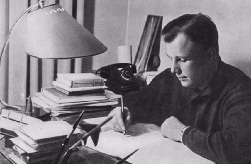 Gagarin đóng quân tại Căn cứ Không quân Luostari, trước khi được chọn tham gia chương trình không gian của Liên Xô cùng với 5 phi hành gia khác.