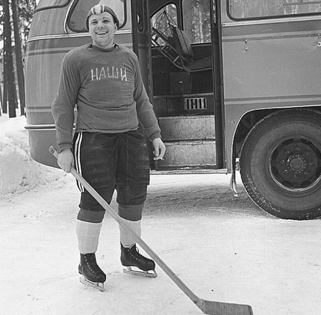 Thời trẻ, Gagarin là một vận động viên thể thao giỏi và chơi khúc côn cầu trên băng. Ông cũng là một người hâm mộ bóng rổ và từng huấn luyện đội của Trường Kỹ thuật Công nghiệp Saratov, đồng thời làm trọng tài.