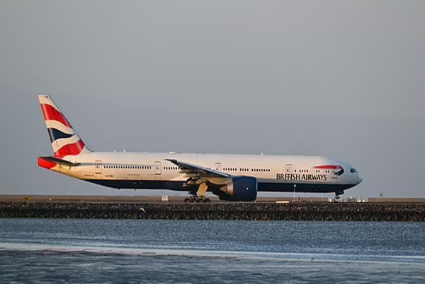 Hành khách sơ tán khẩn khỏi máy bay vì đe dọa đánh bom Hanh khach so tan khan khoi may bay vi de doa danh bom