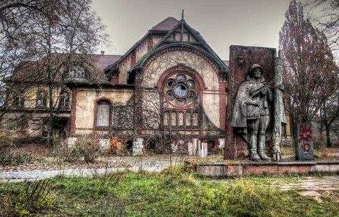 4. Bệnh viện quân đội Beelitz, Đức. Bệnh viện Beelitz-Heilstatten là nơi Adolf Hitler và Eric Hockener từng được điều trị sau khi mắc bệnh và bị thương trong Thế chiến thứ nhất. Ngày nay, khu phức hợp bệnh viện quân đội khổng lồ là nơi hoang vắng, bàn mổ và giường đang rỉ sét, những hành lang trống trải và những mảng sơn tường bong tróc...