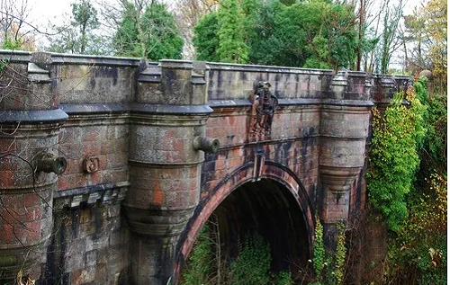 3. Cầu Overtoun, Scotland, với kiến trúc Gothic mang vẻ đẹp quyến rũ. Tuy nhiên, có điều gì đó đáng sợ ở cây cầu cũ này. Theo Wonders List, hơn 600 vụ tự tử đã xảy ra kể từ khi cây cầu được xây dựng đầu thế kỷ 19.