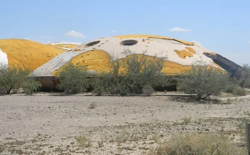 6. Mái vòm bê tông ở sa mạc Arizona (Mỹ). Được xây dựng vào năm 1982, công trình này vẫn chưa hoàn thiện và được người dân sử dụng làm bãi rác bất hợp pháp.