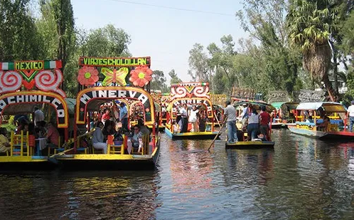 1. Đảo búp bê Xochimilco là nơi đáng sợ nhất ở Mexico, theo Wonders List. Santana Barrera đã thu thập những con búp bê bị hỏng và các bộ phận của chúng từ các kênh rạch và các bãi rác, và để tưởng nhớ người con gái mà ông từng tìm kiếm, ông treo chúng lên cành cây hoặc buộc vào thân cây. (Nguồn ảnh: Wonders List)