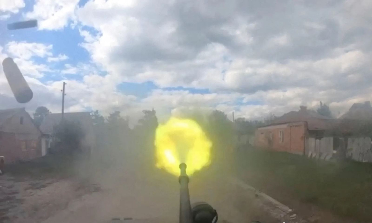 Khi được hỏi về mục tiêu của Nga ở Kharkov, ông Putin lưu ý rằng Ukraine phải chịu trách nhiệm về giao tranh gần đây trong khu vực, bởi Kiev vẫn tiếp tục pháo kích vào các khu dân cư ở khu vực biên giới, bao gồm cả Belgorod. Ảnh: Vũ khí trên xe bọc thép của Quân đoàn tình nguyện Nga khai hỏa ở Vovchansk. Ảnh: Quân đoàn tình nguyện Nga.