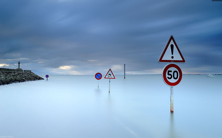 Dù có biển cảnh báo ở con đường, vẫn có rất nhiều du khách bị mắc kẹt trên đường khi thủy triều đột ngột dâng cao.