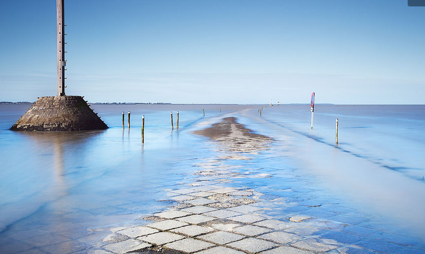 Con đường thu hút khá nhiều du khách muốn đến đây để chứng kiến hiện tượng tự nhiên kỳ lạ này.