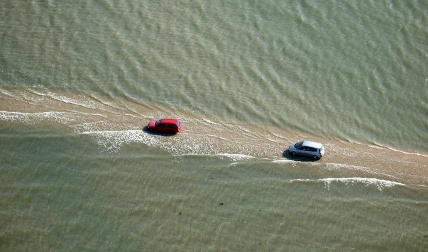 Bức ảnh chụp con đường nhìn từ trên cao.