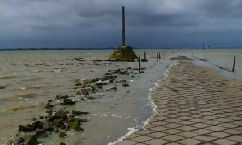 Sau khi mực nước rút, lối đi bị bao phủ bởi rong biển, khiến đường có nhiều chỗ rất trơn trượt.