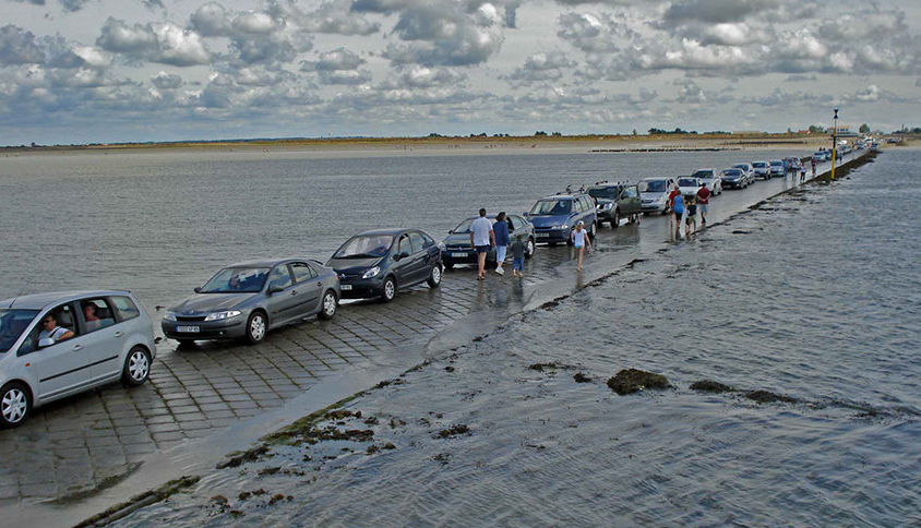 Khung cảnh ở con đường Passage du Gois rất ấn tượng nên nơi này trở thành một điểm thu hút du khách. Tuy nhiên, đây cũng là một địa điểm khá nguy hiểm.